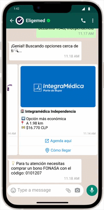 Animación que muestra la interfaz de EligeMed en WhatsApp: un usuario busca una prestación médica, recibe opciones comparadas por precio y cercanía, y accede al enlace de agendamiento.